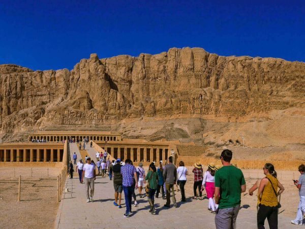 picture-of-the-entrance-to-the-Temple-of-Hatshepsut-during-the-entry-of-visitors