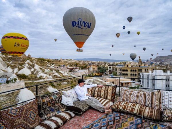 Gran-foto-de-un-turista-en-el-paseo-en-globo-aerostático-en-Capadocia