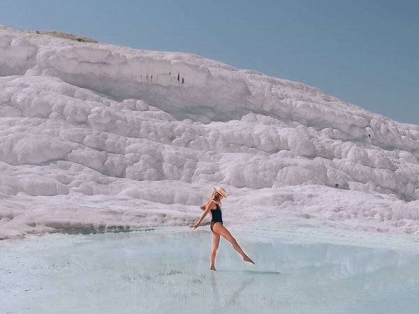 Gran-foto-de-una-mujer-en-el-Castillo-de-Algodón