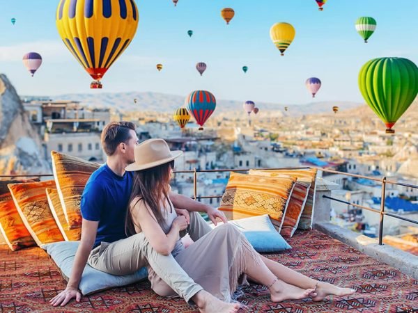 Gran-foto-de-una-pareja-en-el-paseo-en-globo-aerostático-en-Capadocia