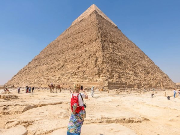 Maravillosa-foto-de-un-turista-frente-a-la-Gran-Pirámide