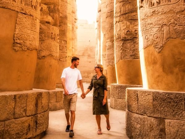 Una-maravillosa-foto-de-la-pareja-en-el-templo-de-Karnak.