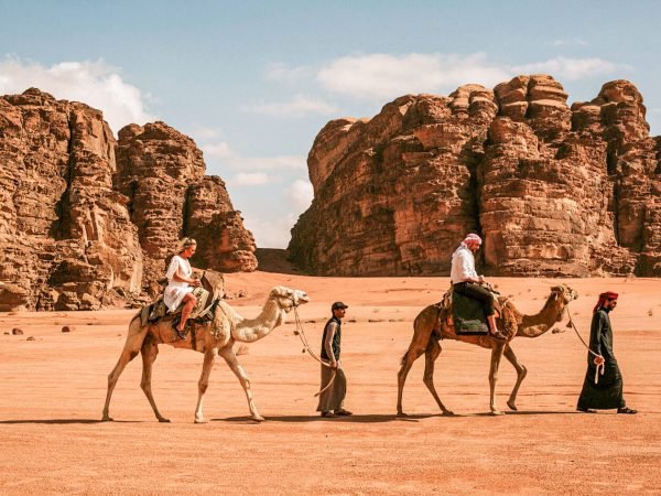 Una-maravillosa-imagen-de-una-de-las-excursiones-en-camello-desde-Wadi-Al-Rum,-Jordania