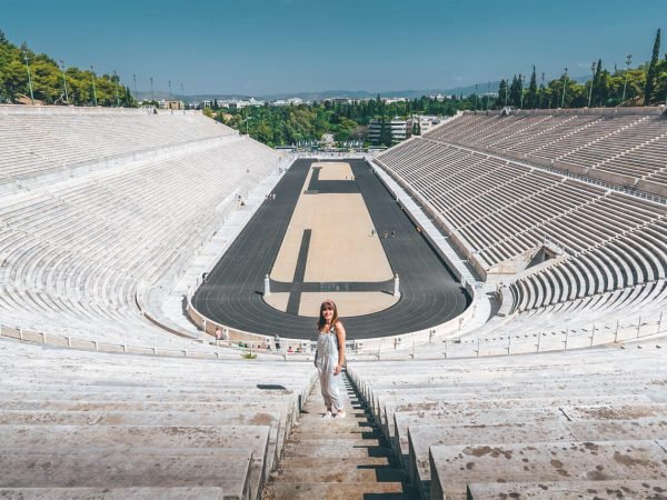 Una-maravillosa-imagen-de-una-niña-dentro-del-estadio-Panathinaikos.