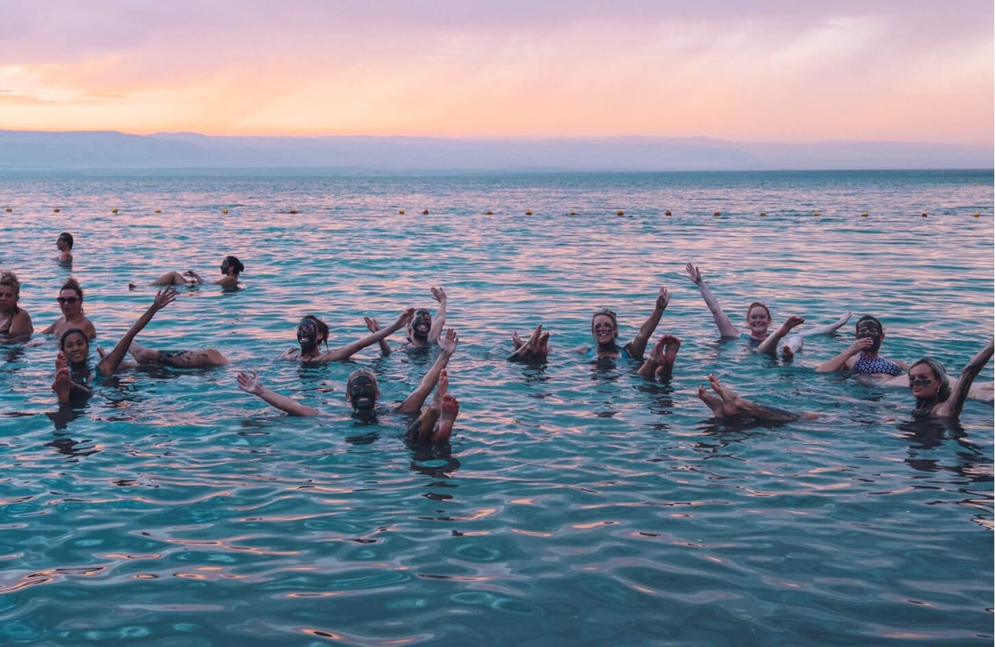 gran-foto-de-un-grupo-en-el-mar-muerto gran-foto-de-un-grupo-en-el-mar-muerto