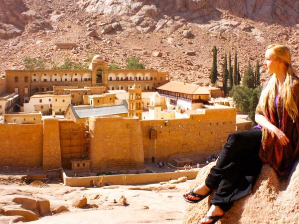 una-maravillosa-imagen-de-un-turista-frente-al-monasterio-de-santa-catalina